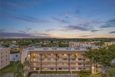 Condo in Sunrise, Florida, 2 bedrooms  № 2000019 - photo 28