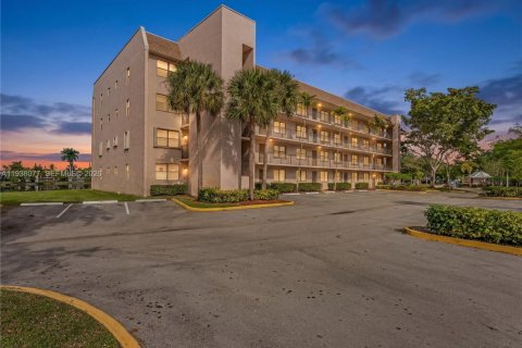 Condo in Sunrise, Florida, 2 bedrooms  № 2000019 - photo 29