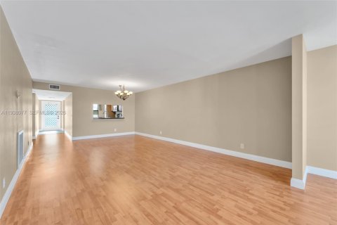 Condo in Sunrise, Florida, 2 bedrooms  № 2000019 - photo 12