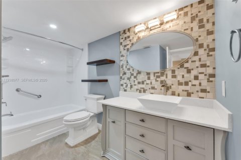 Condo in Sunrise, Florida, 2 bedrooms  № 2000019 - photo 14