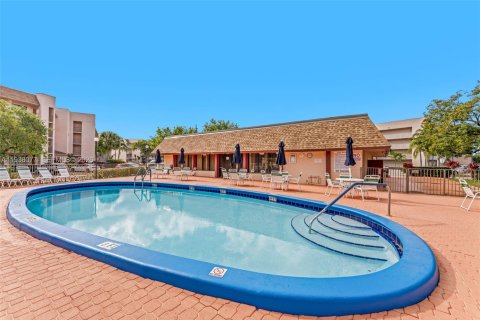 Condo in Sunrise, Florida, 2 bedrooms  № 2000019 - photo 27