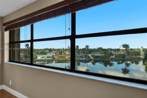 Condo in Sunrise, Florida, 2 bedrooms  № 2000019 - photo 9