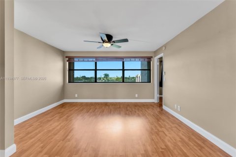 Condo in Sunrise, Florida, 2 bedrooms  № 2000019 - photo 10