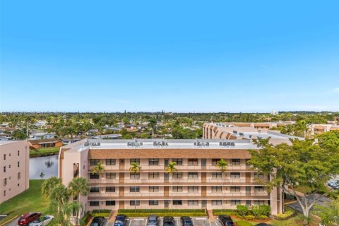 Condo in Sunrise, Florida, 2 bedrooms  № 2000019 - photo 30