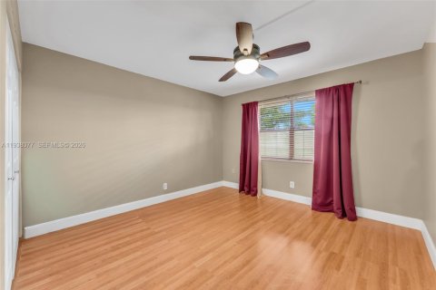 Condo in Sunrise, Florida, 2 bedrooms  № 2000019 - photo 22
