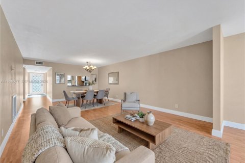 Condo in Sunrise, Florida, 2 bedrooms  № 2000019 - photo 6