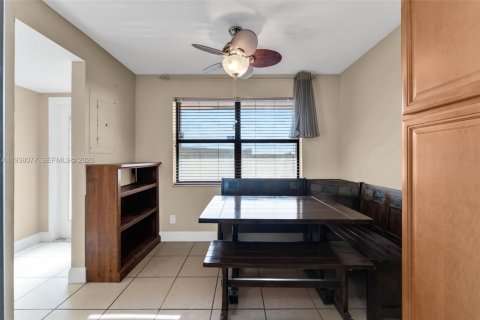 Condo in Sunrise, Florida, 2 bedrooms  № 2000019 - photo 5