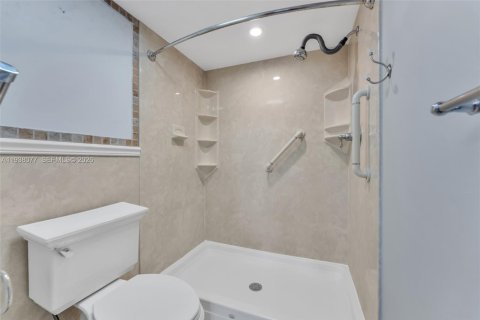 Condo in Sunrise, Florida, 2 bedrooms  № 2000019 - photo 20