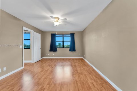 Condo in Sunrise, Florida, 2 bedrooms  № 2000019 - photo 16
