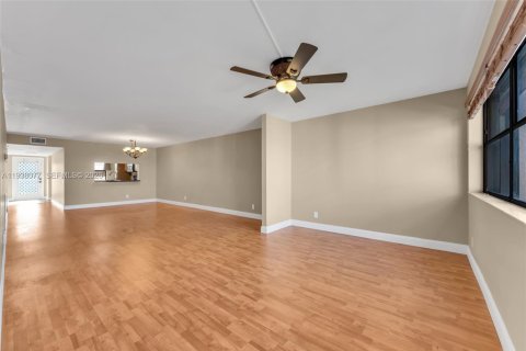 Condo in Sunrise, Florida, 2 bedrooms  № 2000019 - photo 11