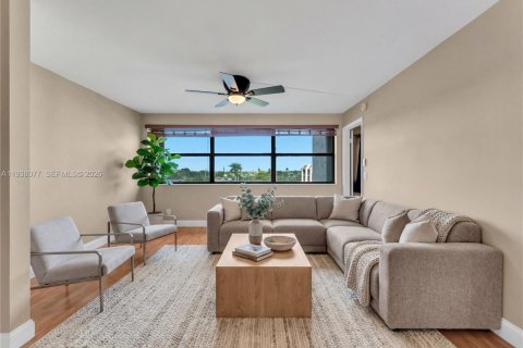 Condo in Sunrise, Florida, 2 bedrooms  № 2000019 - photo 7