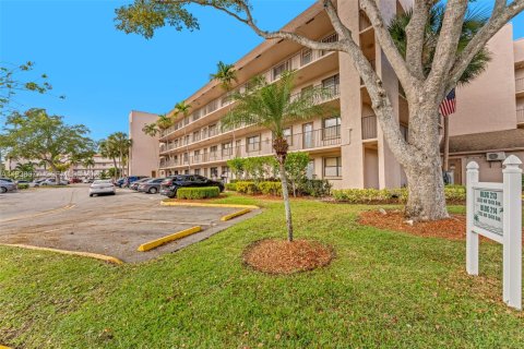 Condo in Sunrise, Florida, 2 bedrooms  № 2000019 - photo 26