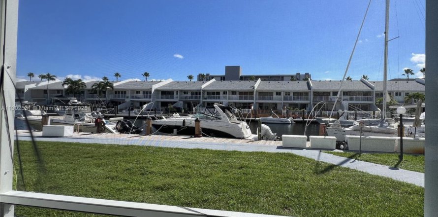 Кондоминиум с 3 спальнями в Норт-Майами-Бич, Флорида № 1957242