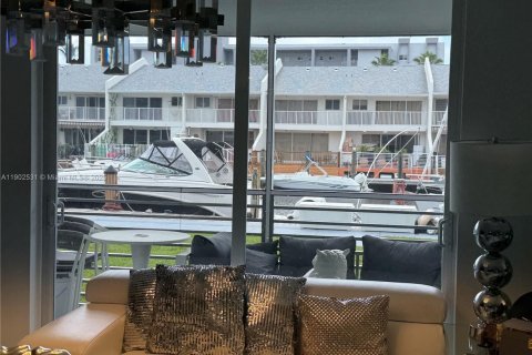 Купить кондоминиум в Норт-Майами-Бич, Флорида 3 спальни, 100.8м2, № 1957242 - фото 2