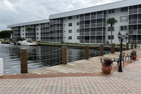 Купить кондоминиум в Норт-Майами-Бич, Флорида 3 спальни, 100.8м2, № 1957242 - фото 26