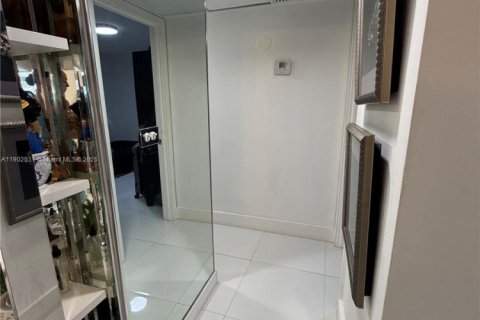 Купить кондоминиум в Норт-Майами-Бич, Флорида 3 спальни, 100.8м2, № 1957242 - фото 11