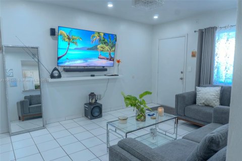 Condo in Miami Gardens, Florida, 1 bedroom  № 1971608 - photo 8