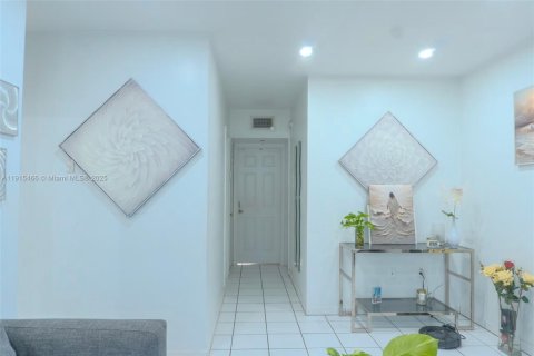 Condo in Miami Gardens, Florida, 1 bedroom  № 1971608 - photo 4