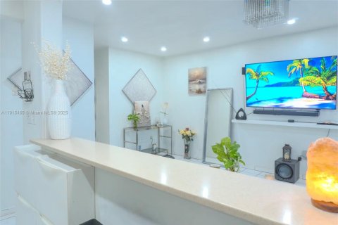 Condo in Miami Gardens, Florida, 1 bedroom  № 1971608 - photo 9