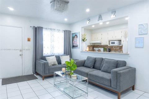 Condo in Miami Gardens, Florida, 1 bedroom  № 1971608 - photo 3