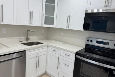 Copropriété à louer à North Bay Village, Floride: 1 chambre, 87.33 m2 № 1999575 - photo 2