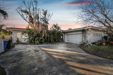 House in Clearwater, Florida 3 bedrooms, 178.84 sq.m. № 1554974 - photo 1