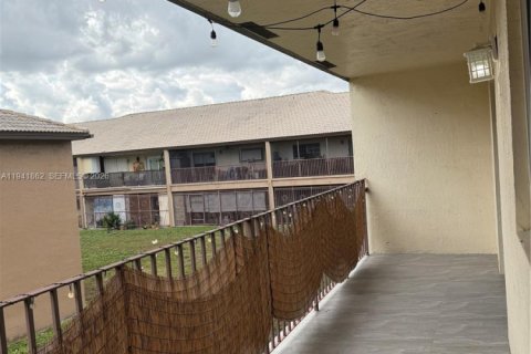 Copropriété à louer à Hialeah Gardens, Floride: 2 chambres, 102.19 m2 № 1998663 - photo 10