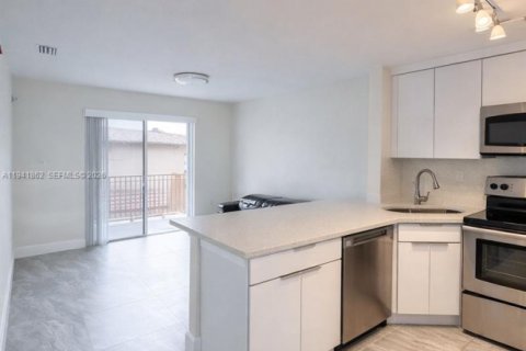 Condominio en alquiler en Hialeah Gardens, Florida, 2 dormitorios, 102.19 m2 № 1998663 - foto 2
