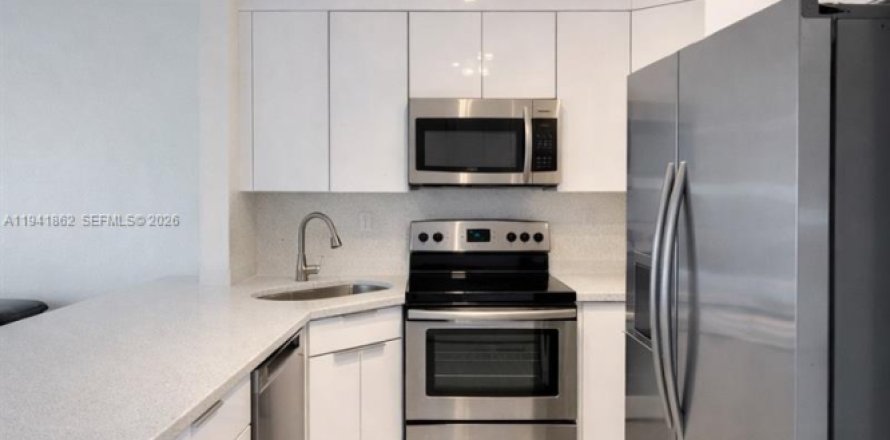 Condominio en Hialeah Gardens, Florida, 2 dormitorios  № 1998663