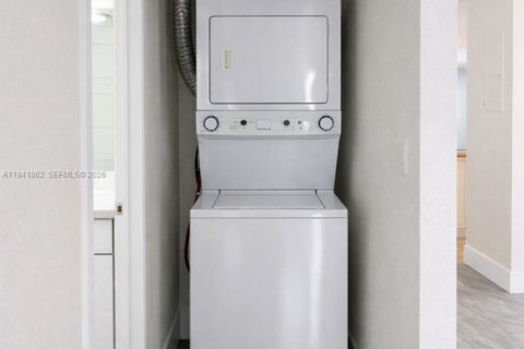 Condominio en alquiler en Hialeah Gardens, Florida, 2 dormitorios, 102.19 m2 № 1998663 - foto 5