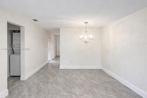 Condominio en alquiler en Hialeah Gardens, Florida, 2 dormitorios, 102.19 m2 № 1998663 - foto 3