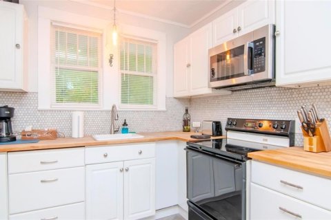 Commercial property in Clearwater, Florida 4 bedrooms, 132.2 sq.m. № 2101794 - photo 12