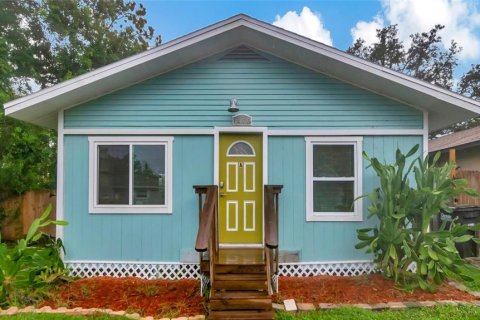 Commercial property in Clearwater, Florida 4 bedrooms, 132.2 sq.m. № 2101794