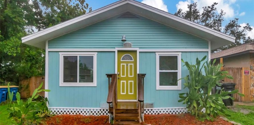 Commercial property in Clearwater, Florida 4 bedrooms, 132.2 sq.m. № 2101794