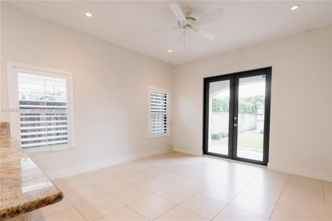 House in Miami, Florida 4 bedrooms, 172.8 sq.m. № 2045897 - photo 8