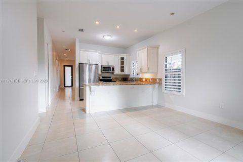 House in Miami, Florida 4 bedrooms, 172.8 sq.m. № 2045897 - photo 6