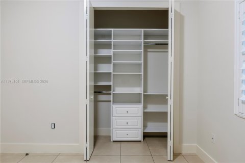 House in Miami, Florida 4 bedrooms, 172.8 sq.m. № 2045897 - photo 25