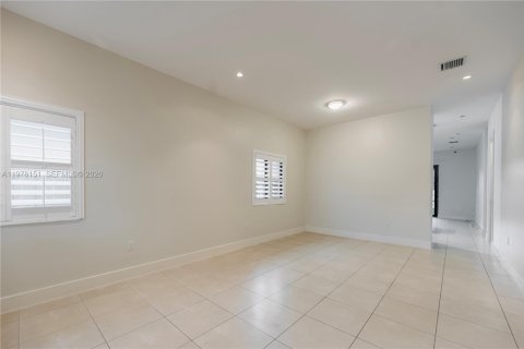 House in Miami, Florida 4 bedrooms, 172.8 sq.m. № 2045897 - photo 3