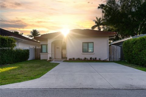 House in Miami, Florida 4 bedrooms, 172.8 sq.m. № 2045897
