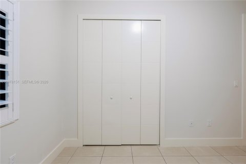 House in Miami, Florida 4 bedrooms, 172.8 sq.m. № 2045897 - photo 20