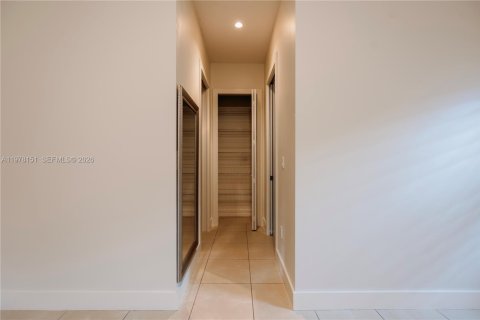 House in Miami, Florida 4 bedrooms, 172.8 sq.m. № 2045897 - photo 11