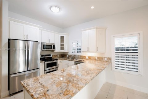 House in Miami, Florida 4 bedrooms, 172.8 sq.m. № 2045897 - photo 4