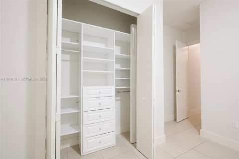 House in Miami, Florida 4 bedrooms, 172.8 sq.m. № 2045897 - photo 27