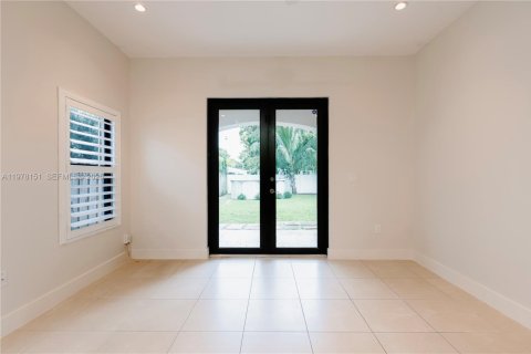 House in Miami, Florida 4 bedrooms, 172.8 sq.m. № 2045897 - photo 7