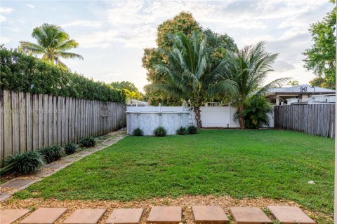 House in Miami, Florida 4 bedrooms, 172.8 sq.m. № 2045897 - photo 29