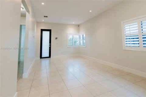 House in Miami, Florida 4 bedrooms, 172.8 sq.m. № 2045897 - photo 2