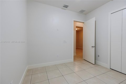 House in Miami, Florida 4 bedrooms, 172.8 sq.m. № 2045897 - photo 24