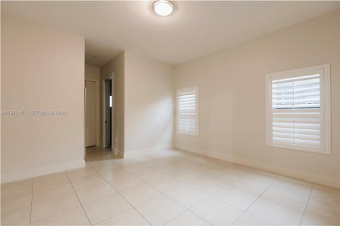 House in Miami, Florida 4 bedrooms, 172.8 sq.m. № 2045897 - photo 9