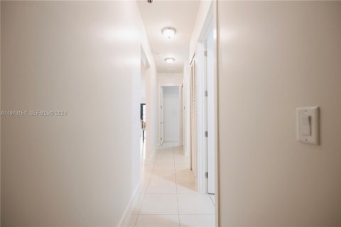 House in Miami, Florida 4 bedrooms, 172.8 sq.m. № 2045897 - photo 16