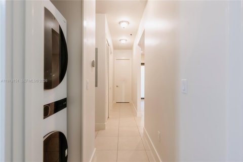 House in Miami, Florida 4 bedrooms, 172.8 sq.m. № 2045897 - photo 17